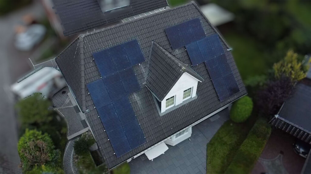 Bild von einem Haus mit Solarmodulen.