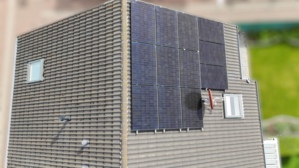 Bild von einem Haus mit Solarmodulen.