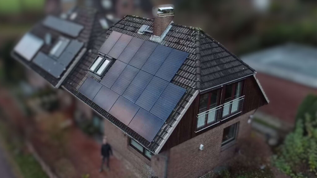 Bild von einem Haus mit Solarmodulen.