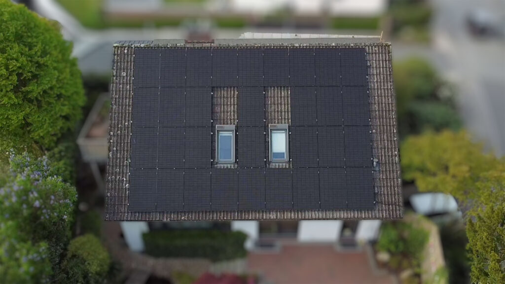 Bild von einem Haus mit Solarmodulen.