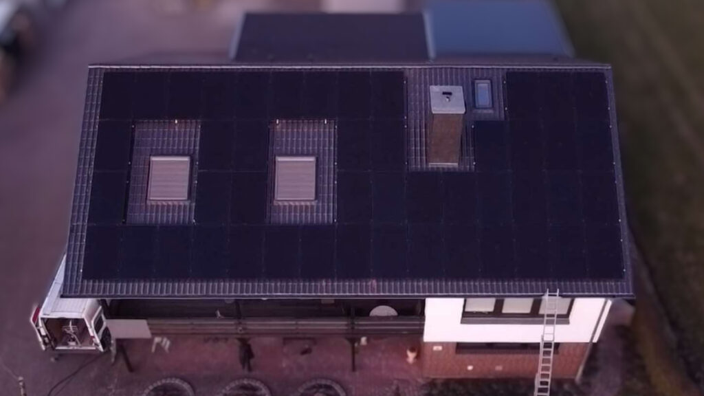 Bild von einem Haus mit Solarmodulen.