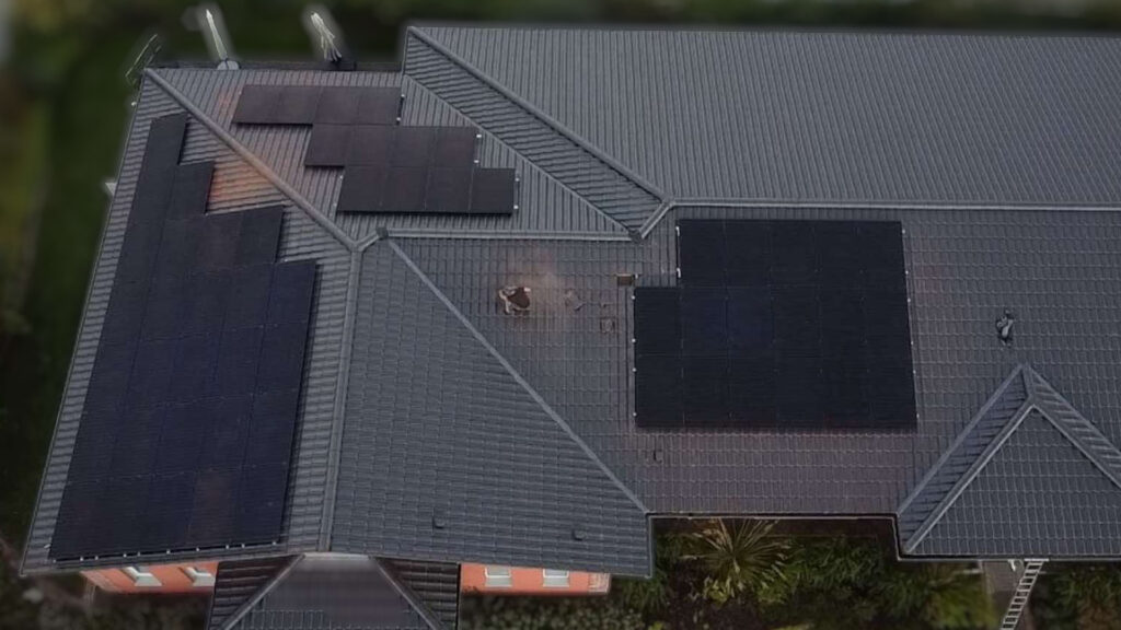 Bild von einem Haus mit Solarmodulen.