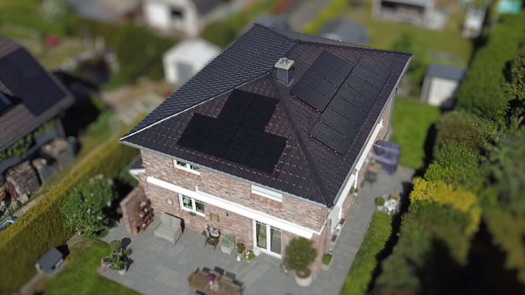 Bild von einem Haus mit Solarmodulen.