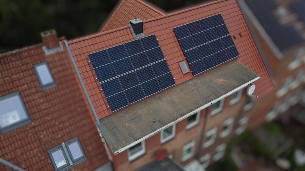 Bild von einem Haus mit Solarmodulen.